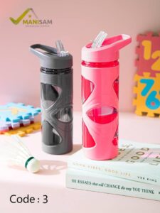 مجهز به نی داخلی برای نوشیدن آسان دارای کاور پارچه‌ای محافظ و قابل حمل طراحی ساده، رنگ‌بندی متنوع و مناسب برای سلیقه‌های مختلف مناسب برای استفاده شخصی، دانش‌آموزی، ورزشی و مسافرتی